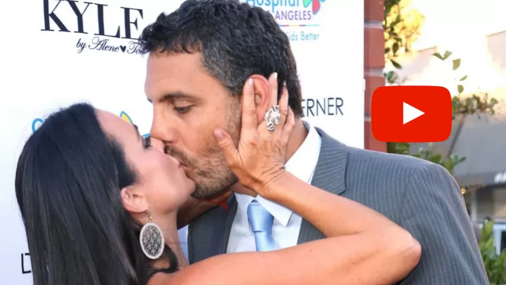 kyle richard & mauricio umansky romantic kiss_png