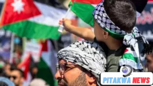 a large demonstration in solidarity with gaza and the palestinians is held in the jordanian town of na'ur, close to the border with israel_png