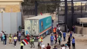 second convoy of aid trucks enters gaza_png