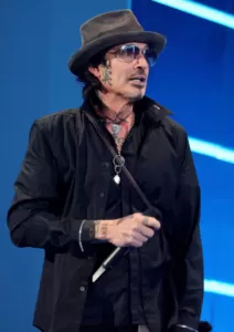 tommy lee reveals he drank 2 gallons of vodka a day, shot jack daniels with syringe when out of cocaine_png