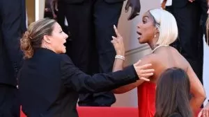 Singer Kelly Rowland flips out on security guard while walking red carpet