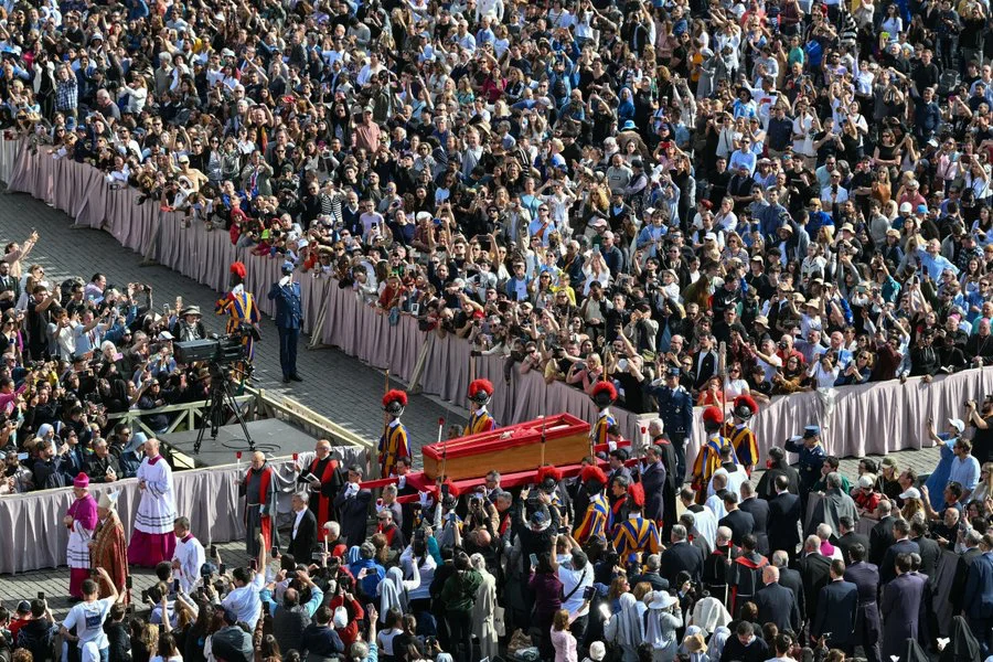 Thousands Flock to St. Peter’s Basilica for Second Day to Honor Pope Francis